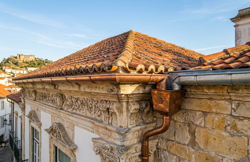 Natural copper and zinc gutters and traditional roof flashings in the Historic Center of Leiria — Caleiras na Hora